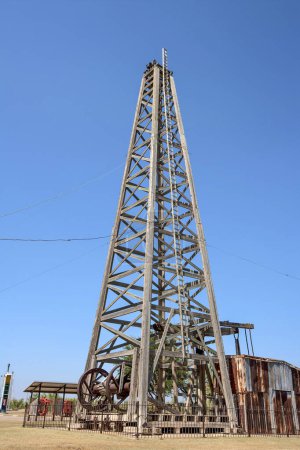 Téléchargez les photos : Historical oilfield equipment in Midland, Texas - en image libre de droit
