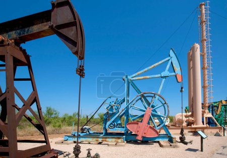 Téléchargez les photos : Historical oilfield equipment in Midland, Texas - en image libre de droit