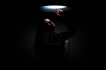Téléchargez les photos : Fine art photography of woman with curly hair against black background - en image libre de droit
