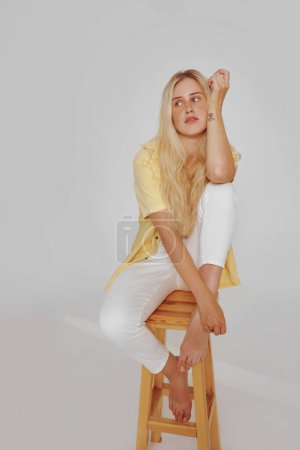 Téléchargez les photos : Portrait of natural blonde woman with freckles and long hair. Girl looking at the camera - en image libre de droit
