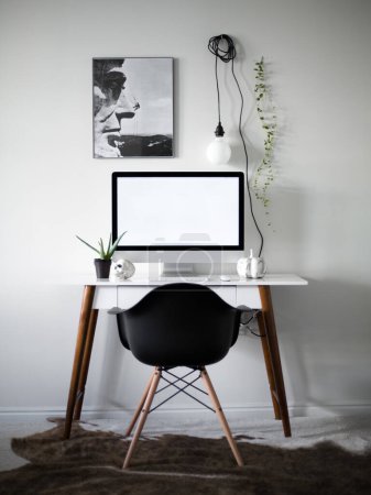 Téléchargez les photos : Bureau minimaliste noir et blanc avec décor de plantes et crânes - en image libre de droit