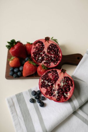 Téléchargez les photos : Healthy Blueberries, Strawberries, Pomegranate on Charcuterie Board - en image libre de droit