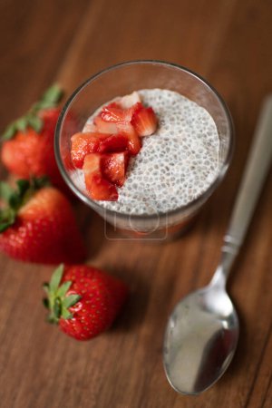 Foto de Healthy Snack Strawberry Chia Seed Pudding with Strawberries - Imagen libre de derechos