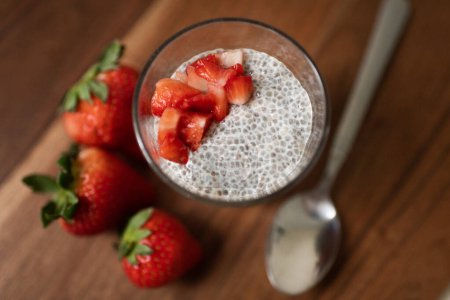 Foto de Healthy Lifestyle Snack of Chia Seed Pudding with Strawberries - Imagen libre de derechos