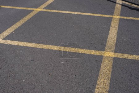 Téléchargez les photos : Road markings on the floor not blocking the crossing - en image libre de droit