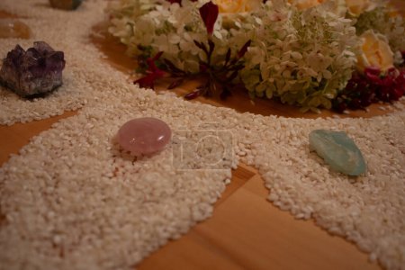 Téléchargez les photos : Spiritual ceremony with flowers and rice in the shape of a moon, - en image libre de droit