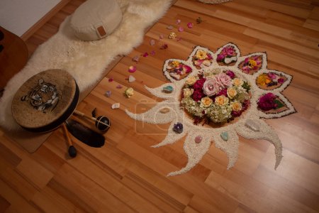 Téléchargez les photos : Spiritual ceremony with flowers and rice in the shape of a moon, - en image libre de droit