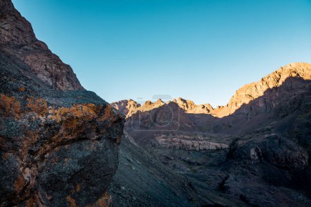 Foto de High Atlas mountain range seen as sun rises - Imagen libre de derechos