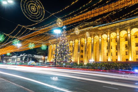 Téléchargez les photos : Main Christmas tree of capital city of Georgia Tbilisi on Rustaveli avenue in front of Parliament building - en image libre de droit