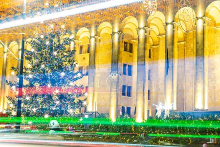 Téléchargez les photos : Main Christmas tree of capital city of Georgia Tbilisi on Rustaveli avenue in front of Parliament building - en image libre de droit