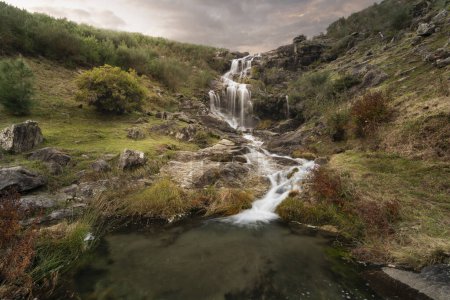 Foto de A beautiful waterfall appears on top of Foln and Picn trail in winter season, in O Rosal - Imagen libre de derechos