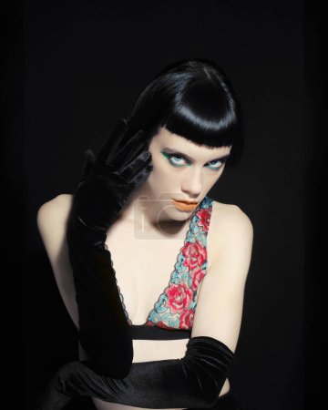 Foto de Hermosa joven modelo con labios rojos, con brillo plateado en su cara - Imagen libre de derechos