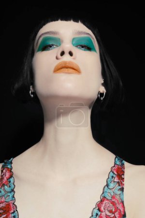 Téléchargez les photos : Belle jeune mannequin aux lèvres rouges, avec des paillettes argentées sur son visage - en image libre de droit