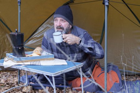 Foto de Man drinking coffee in his tent - Imagen libre de derechos