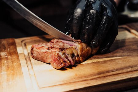Foto de Excellent cuts of Argentine meat on wooden board - Imagen libre de derechos