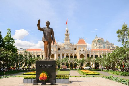Foto de Front view of Ho Chi Mihn President Statue - Imagen libre de derechos