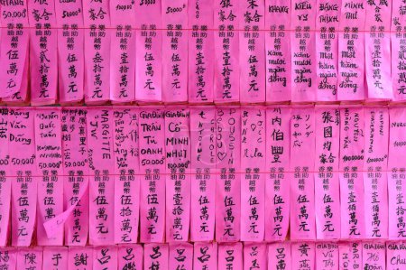 Téléchargez les photos : Front view of Prayers in Chinese characters at the Quan Am Pagod - en image libre de droit
