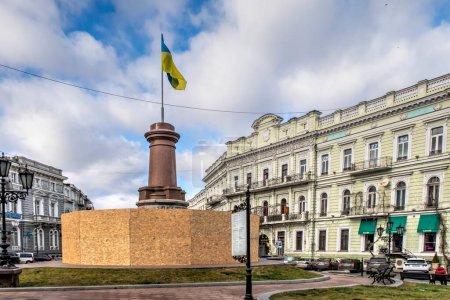 Téléchargez les photos : Odessa, Ukraine 29.12.2022. Drapeau ukrainien sur le site de l'ancien monument à Catherine le Grand à Odessa, en Ukraine, par une journée ensoleillée - en image libre de droit