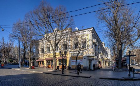 Téléchargez les photos : Odessa, Ukraine 29.12.2022. Journée ensoleillée d'hiver sur la rue Sofievskaya à Odessa, Ukraine - en image libre de droit