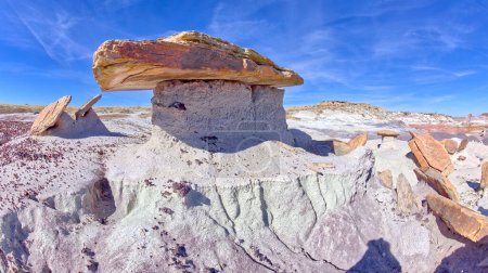 Téléchargez les photos : Slabs of stone along the Red Basin Trail called the Tabletops at Petrified Forest National Park Arizona. - en image libre de droit