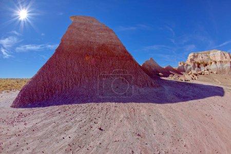 Téléchargez les photos : A pyramidal shaped bentonite formation along the Red Basin Trail in Petrified Forest National Park Arizona called the Red Sphinx. - en image libre de droit