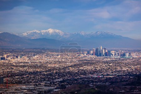 Foto de Wide Downtown Los Angeles Snow Peaked Mountains Aerial Photography - Imagen libre de derechos
