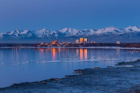 Téléchargez les photos : Anchorage Alaska Skyline Snowcapped Chugach Mountains - en image libre de droit
