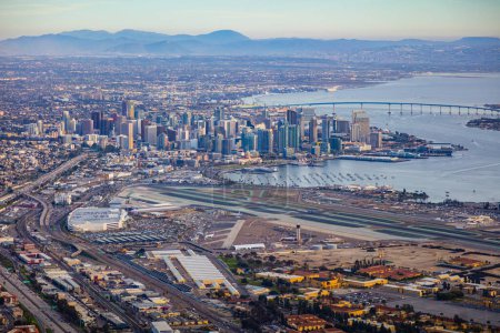 Téléchargez les photos : Downtown San Diego Intentional Airport Cityscape Backdrop - en image libre de droit
