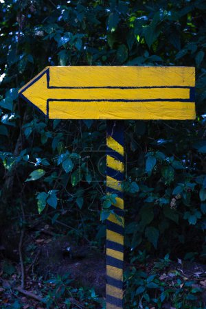 Téléchargez les photos : Yellowish signage in a left-hand direction - en image libre de droit