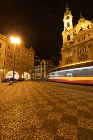 Téléchargez les photos : Tram passing in malostranke namesti, Prague - en image libre de droit
