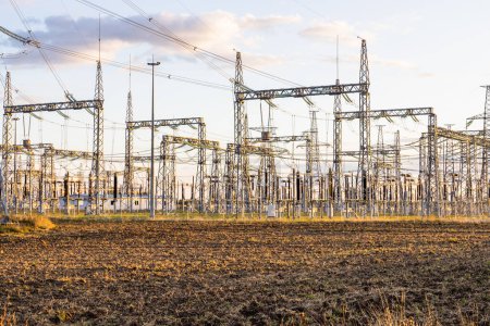 Foto de Torres eléctricas de alto voltaje, líneas eléctricas de transmisión y subestaciones de distribución. - Imagen libre de derechos