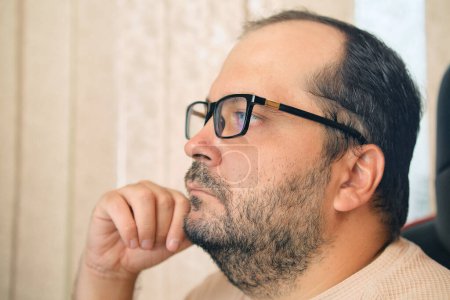 Téléchargez les photos : A European man in glasses works at a computer - en image libre de droit