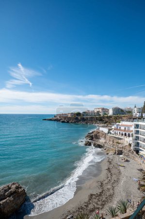 Foto de Nerja, Spain : 2022 November 22 : People in the Beach from Balcon de Europa in the city of Nerja in Malaga, Spain in 2022. - Imagen libre de derechos