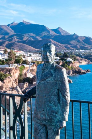 Téléchargez les photos : Nerja, Espagne : 2022 22 novembre : La statue en bronze du roi Alphonse XII, sur le Balcon de Europa dans la ville de Nerja à Malaga, Espagne en 2022. - en image libre de droit