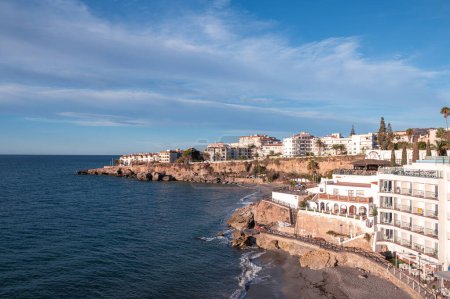 Téléchargez les photos : Nerja, Espagne : 2022 Novembre 22 : Panorama de Balcon de Europa dans la ville de Nerja à Malaga, Espagne en 2022. - en image libre de droit