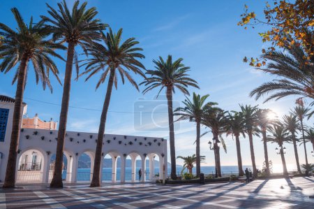 Téléchargez les photos : Nerja, Espagne : 2022 19 novembre : Belle journée dans la ville touristique de Nerja à Malaga, Espagne en 2022. - en image libre de droit