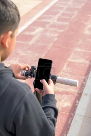 Téléchargez les photos : E-Mobility using smartphone application activation of electric scooter - en image libre de droit