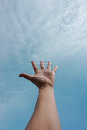 Téléchargez les photos : Man hand up in the air pointing at the sky - en image libre de droit