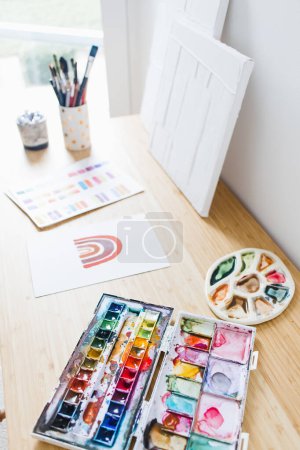 Téléchargez les photos : Art Desk With Watercolor and Art Materials - en image libre de droit