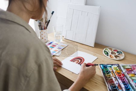 Foto de Woman Painting with Watercolor on Desk with Art Materials Creativity - Imagen libre de derechos