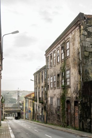 Foto de Old buildings on the outskirts of the portuguese city Porto, Portugal - Imagen libre de derechos