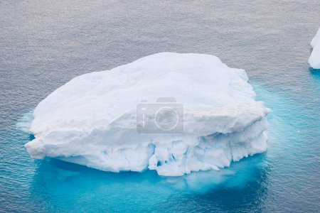 Téléchargez les photos : Grands icebergs flottant au-dessus de la mer - en image libre de droit