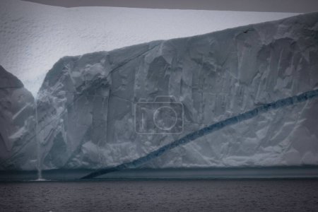 Foto de Little waterfall over big iceberg wall - Imagen libre de derechos