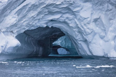 Foto de Double cave in big iceberg wall - Imagen libre de derechos