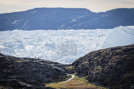 Foto de People observe big icebergs floating over sea - Imagen libre de derechos