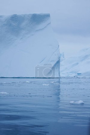 Foto de Grandes icebergs flotando sobre el mar - Imagen libre de derechos