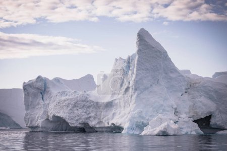 Große Eisberge treiben über dem Meer