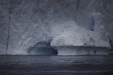 Téléchargez les photos : Grands icebergs flottant au-dessus de la mer - en image libre de droit