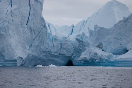 Foto de Cracks in big icebergs floating over sea - Imagen libre de derechos