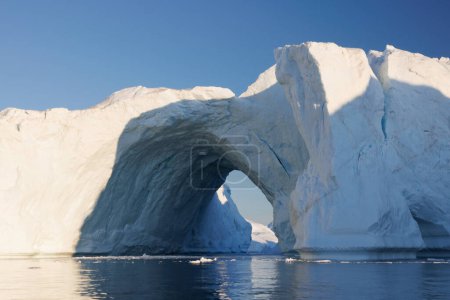 Foto de Extreme arch in big icebergs floating over sea - Imagen libre de derechos